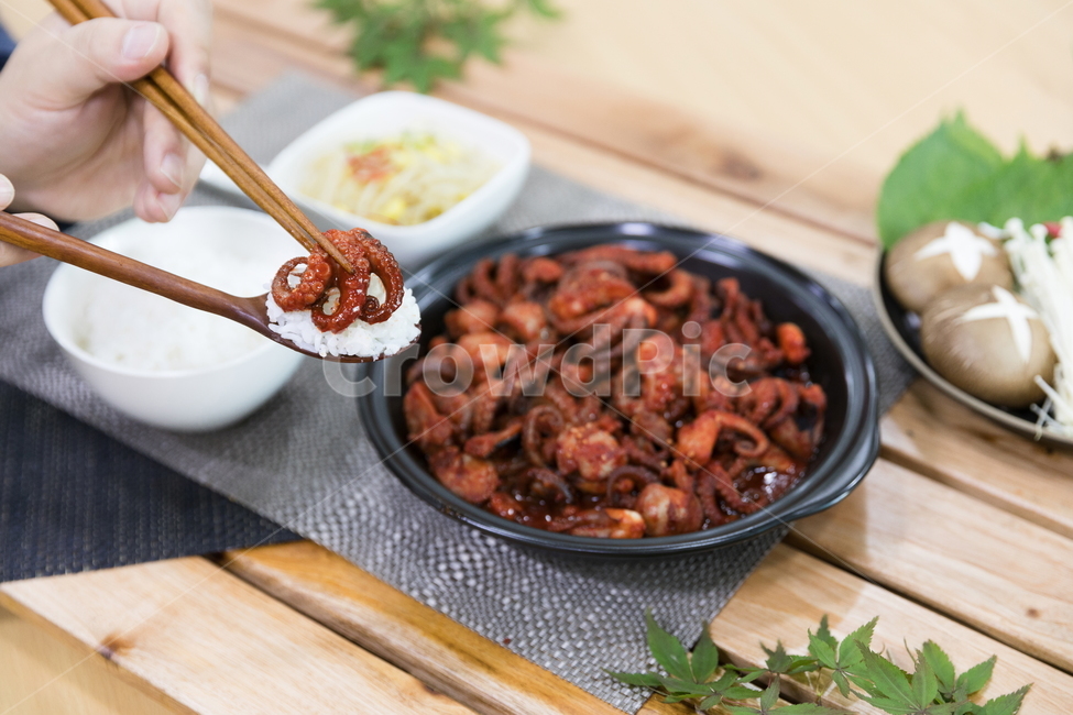 주꾸미,요리,다이어트,매운음식,식기류,건강식,조리법,그릇,테이블,식사,맛있다,먹다,별미,낙지,문어,맵다,짜다,준비,숟가락,식탁,붉다,해산물,바다요리,재료,배고프다,무침,볶음,식당,밥,볶다,젓가락,매콤하다,양념,밥도둑,음식,식재료,요리,food,cook,meal,dishes,food reserves,한식,한국음식,한국요리,korean food,korean dishes,korean meal,korean cook
