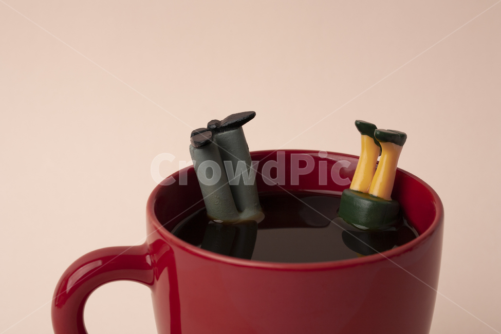 음식,사람,커피,커피잔,머그컵,머그,여자,남자,다리,빠지다,신체,거꾸로,풍덩,중독,신발,구두,양복,미니어처,치마,레드,빨강,음료,음료수,컵,카페인,펀,유니크,블랙커피,아메리카노,에스프레소,카페라떼,생활,스트레스,배경,컨셉,아이디어,머그잔,블랙,테이크아웃,힐링,재충전,충전,마감,클로즈업,마시다,레트로