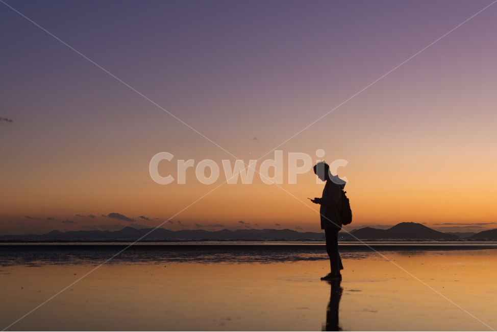 반영,바다,인물,실루엣,일몰,sunsets,sea,reflex,자연,풍경,nature,landscape,해변,바다,beach,sea,사람,인물,인간,human,person,인물실루엣,사람실루엣,character silhouette,human silhouette,감성,sensible,feeling,standing,서 있는,silhouette