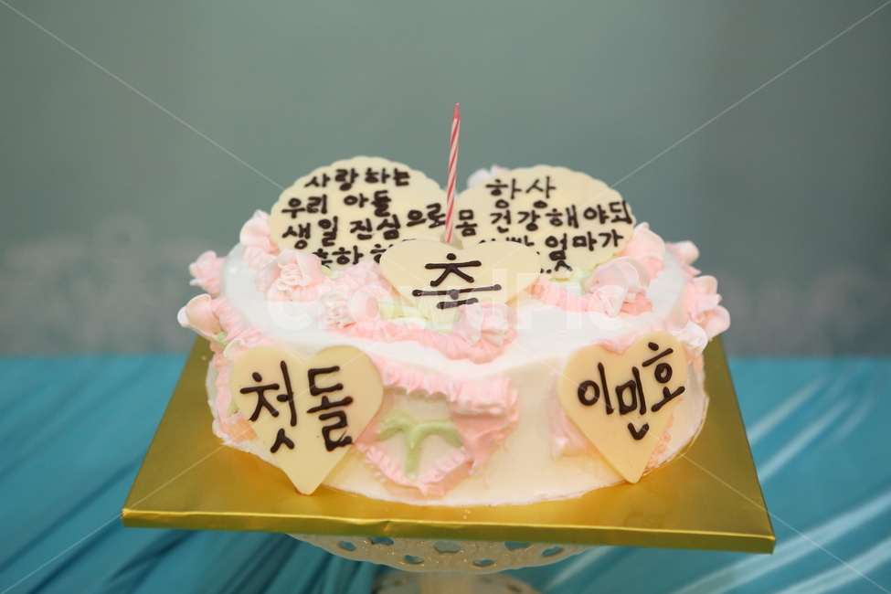 돌잔치케이크,돌잔치,생크림케이크,딸기생크림,돌케이크,기념일,축하,anniversary,congratulation,celebrate,celebration,음식,식재료,요리,food,cook,meal,dishes,food reserves,디저트,간식,후식,dessert,snack