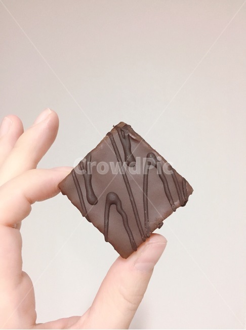 디저트,빵,케이크,초코과자,초코빵,손,음식,식재료,요리,food,cook,meal,dishes,food reserves,디저트,간식,후식,dessert,snack