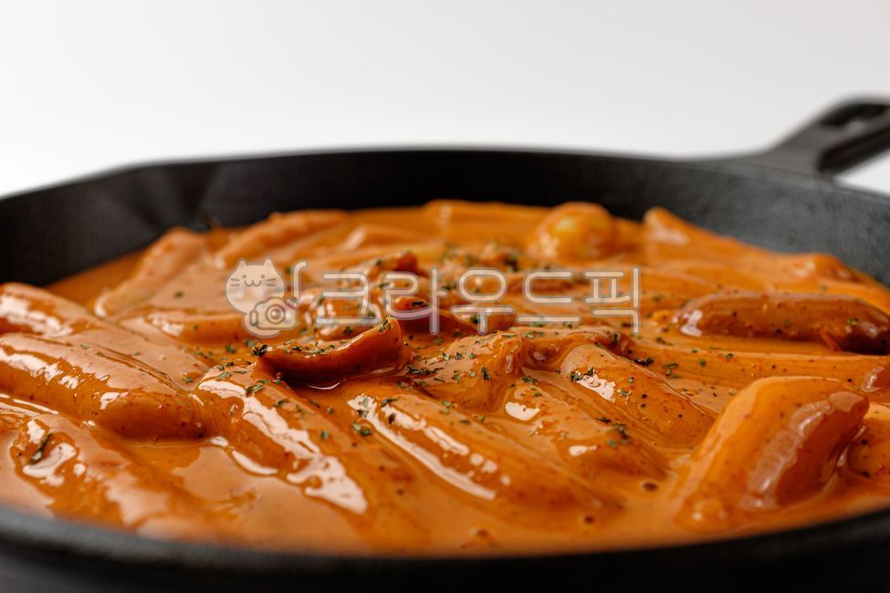 로제떡볶이,떡볶이,로제소스,고추장,크림,떡,양념,소스,한국음식,한국문화,음식,식사,식품,식료품,재료,식재료,음식재료,클로즈업,로제,매콤한,고소한,음식,식재료,요리,food,cook,meal,dishes,food reserves,한식,한국음식,한국요리,korean food,korean dishes,korean meal,korean cook