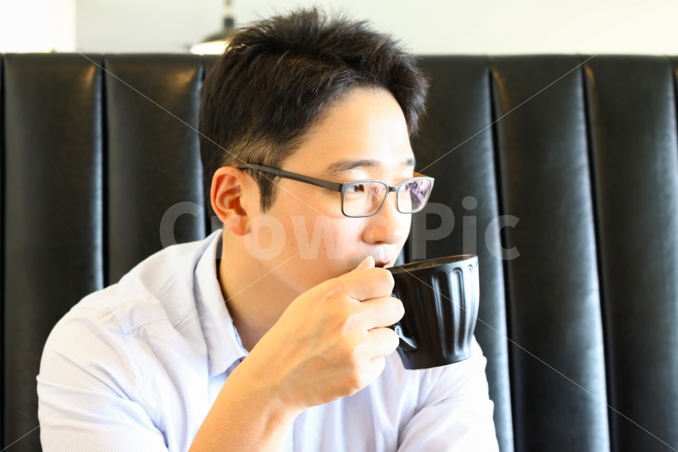 사색,음미,남성,인물,커피,티타임,일반인,남자,안경,성인,응시,커피잔,상념,카페,생각,모닝커피,검은색,고민,사람,인물,인간,human,person,얼굴표정,facial expression,face,남성,남자,man,male,감정표현,기분,feeling,emotion,커피,카페,coffee,cafe