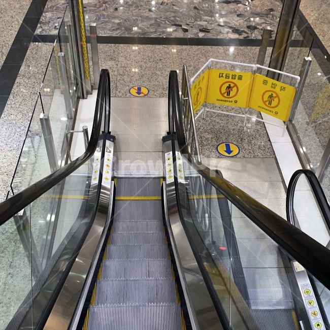 에스컬레이터,escalator,계단,stair,실내,goingdown,노란색,yellow,inside
