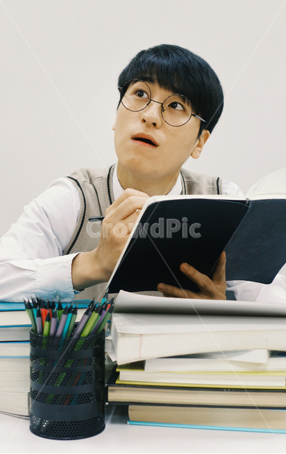 공부,수능,수능시험,고등학교,고등학생,고3,남고생,남자학생,학생,남학생,교복,학업,수업,진로,고민,시험공부,사람,인물,인간,human,person,얼굴표정,facial expression,face,남성,남자,man,male,교육,학교,공부,education,learning,study,school
