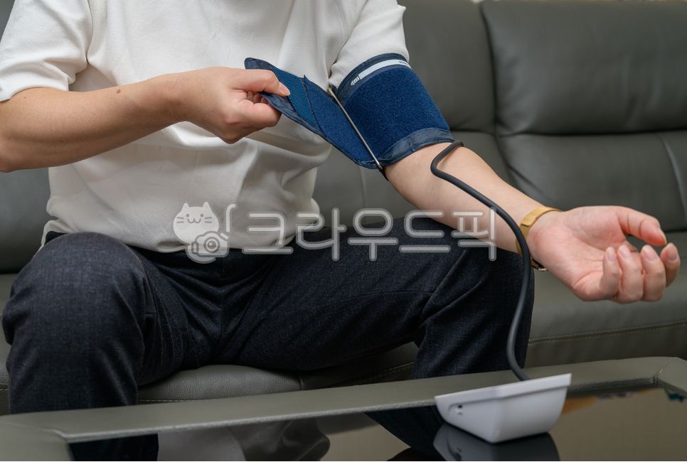 혈압,혈압계,성인병,대사증후군,모니터링,남자,남성,심박수,측정,고혈압,검사,심혈관,순환기,집,가정,건강,건강검진,성인,중년남성,예방,웰빙,라이프스타일,생활,의료,심장,케어,의학,메디컬,헬스케어,보건