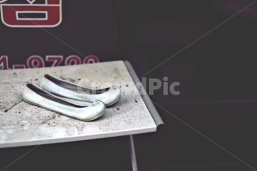 고무신,낡은고무신,테이블,탁자,rubbershoes,old,table,한국전통,한국문화,korean traditional,korean culture,빈티지사진,빈티지느낌,빈티지감성,vintage,사물,물건,오브젝트,thing,object,matter