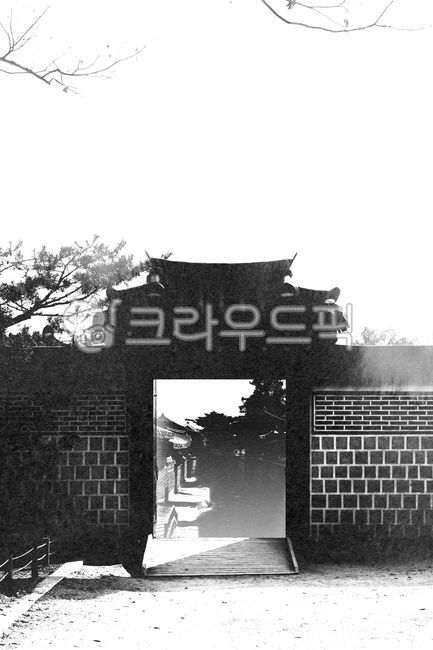 Thanksgiving,branch,building,Korean painting,tile,land mark,tradition,Grayscale,Chuseok,palace,Palace,landscape painting,ink,tree,korea,outdoors,eaves,Hanok,background,ruins,smear,Watercolor,old palace,wall,fence,Korean tradition