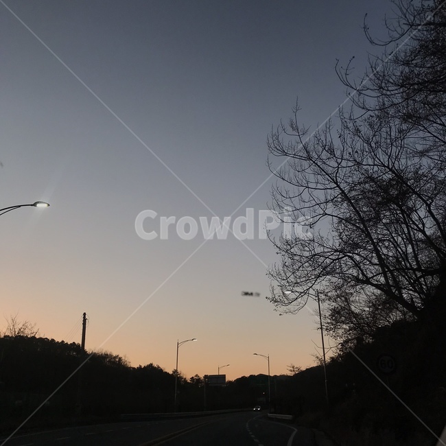 노을,나무,가로등,산,그림자,밤,도로,sunset,tree,streetlight,mountain,shadow,darkness,road