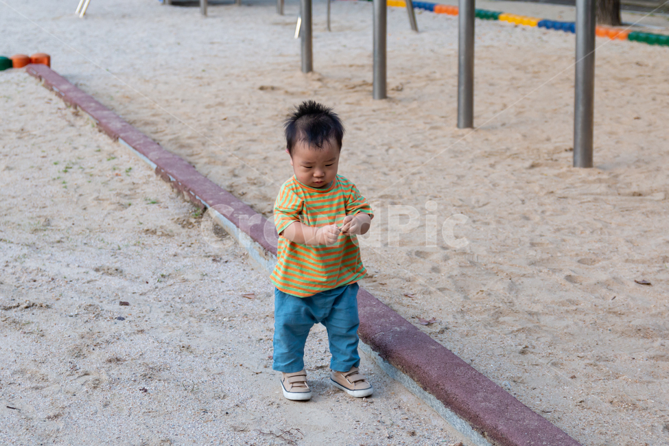 흙장난,아기,아이,모래,모래장난,운동장,놀이터,육아,남자아이,두살,세살,외로운,혼자,쓸쓸한,인물,모델,아가,사람,인간,귀여운,작은,꼬마,놀이,가족,외동,여름,아기패션,흙,어린이,영유아,아기,애기,아이,infants,baby