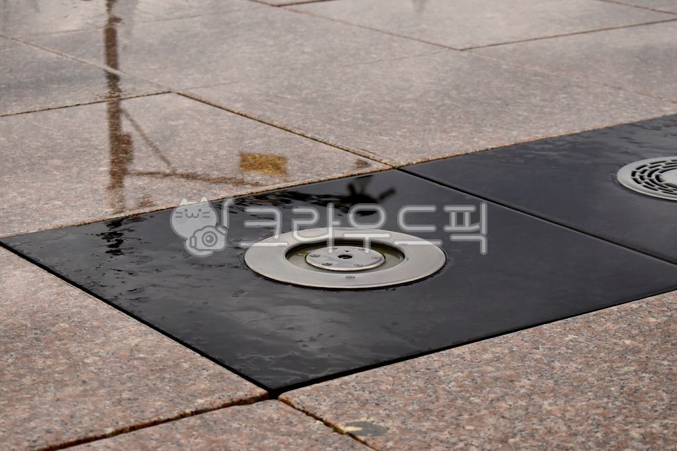 fountain,water hole,floor fountain,floor water fountain,walkway,water,water playground,road,Aquatic facilities,floor,underground fountain