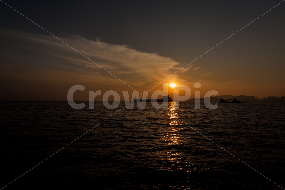 석양,배,바다,저녁,인천,월미도,파도,여름,구름,sea,ocean,ship,sky,water,boat,marine,business,sunset,nature,sunrise,orange,view,sun,color,sunlight,beautiful,yellow,background,sunsetoverwater,night,sunsetriver,dark,자연,풍경,nature,landscape,outdoors,옥외,햇빛,하늘,dawn,새벽,일몰,red sky,붉은 하늘,dusk,황혼