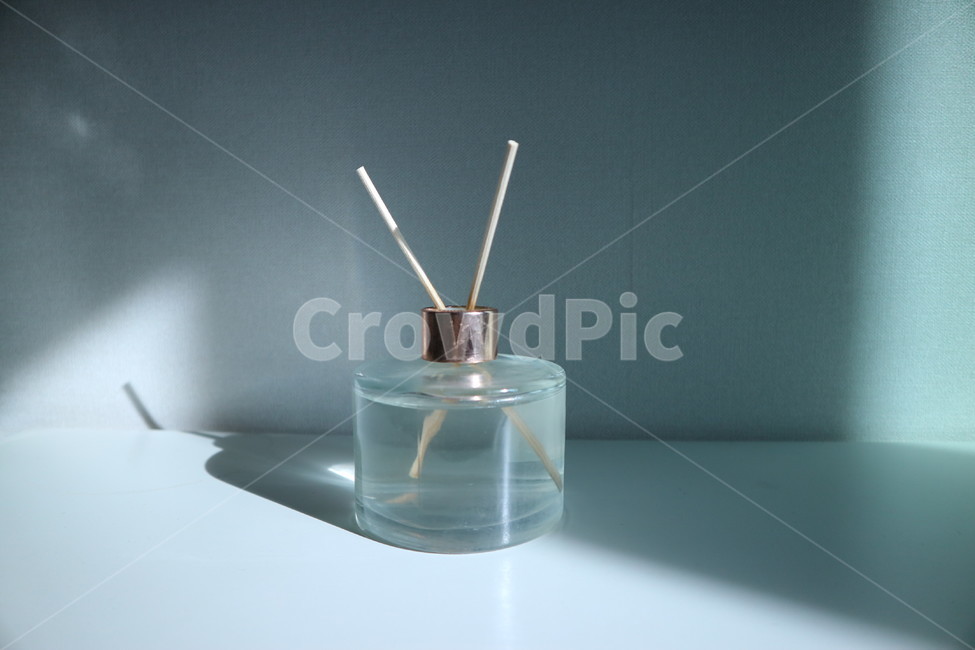디퓨저,분위기,diffuser,방향제,감성,그늘,병,스틱,bottle,인테리어,소품,연출,향수,깔끔,interior,room,object,사물,물건,오브젝트,thing,object,matter