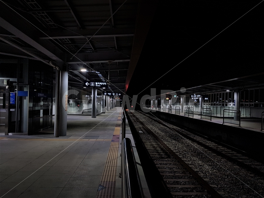 역,야간사진,으스스함,공포,무서움,빈역사,역사,기차역,전철,기차,어두움,혼자,교통,교통수단,traffic,transportation,야경,밤,풍경,nightscape,night,landscape,train station,vehicle,차량,train