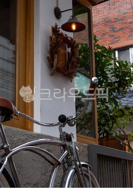 예쁜등,창문,길거리,건물,도시,카페,윈도우,창틀,prettylamp,street,building,city,cafe,window,windowframe,자전거,bycle,bike,교통