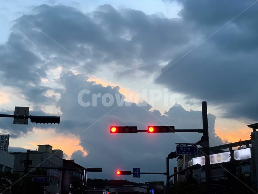 신호등,빨간불,저녁하늘,노을,감성,퇴근길,감성사진,signallight,trafficlights,red,sunset,skyview,구름,석양