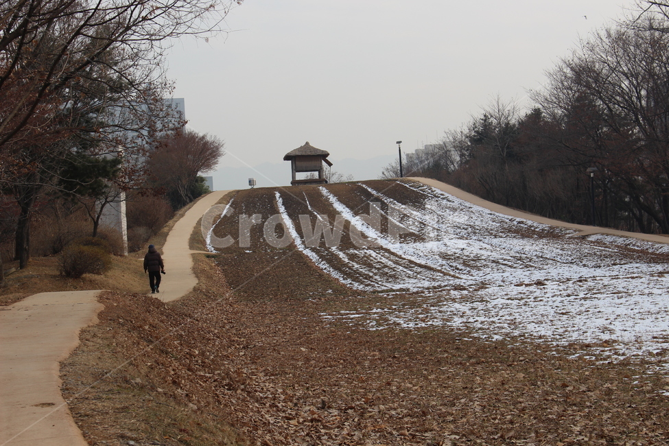 언덕,올림픽공원,눈,들꽃마루,들꽃,겨울,가을,겨울,계절,winter,season,자연,풍경,nature,landscape,road,도로,gravel,자갈,dirt road,흙길,ground,바닥