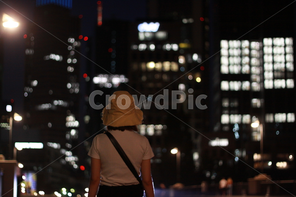 야경,건물,뒷모습,사람,모자,야경,밤,풍경,nightscape,night,landscape,사람,인물,인간,human,person,여성,여자,woman,female,lady