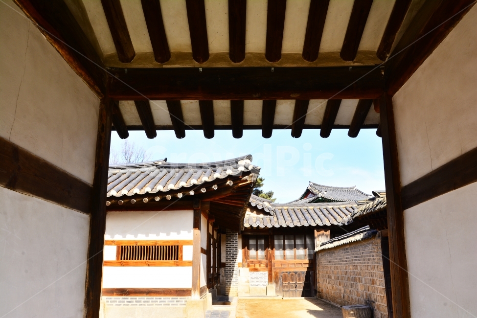 한옥,전통,북촌,하우스,기와집,서울,명소,관광지,투어,민속,보존,역사,HISTORY,HOUSE,SEOUL,TOUR,CULTURE,TRADITIONAL,KOREA,한국,가볼만한곳,담장,벽,처마,나무,우드,곡선,한국의미,아름다움,건축,장인,집,주거지,한국전통,한국문화,korean traditional,korean culture,건축물,건물외관,exterior,building,structure,architecture,construction