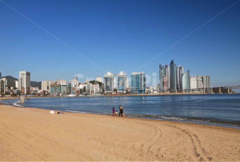 광안리,해수욕장,백사장,모래,모래사장,해변,파도,사람,사람들,가족,광안리해수욕장,바다,풍경,빌딩,고층빌딩,스카이라인,도시,도심,부산,한국,하늘,배경,백그라운드,바닥,공간,바닥공간,국내,관광,호텔,명소,건물,휴일,휴가,놀이,물놀이