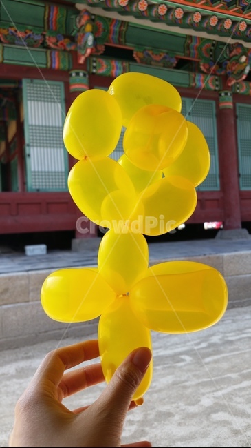 풍선,balloon,노란색풍선,한옥,풍선잡은손,사람,person,human,인간