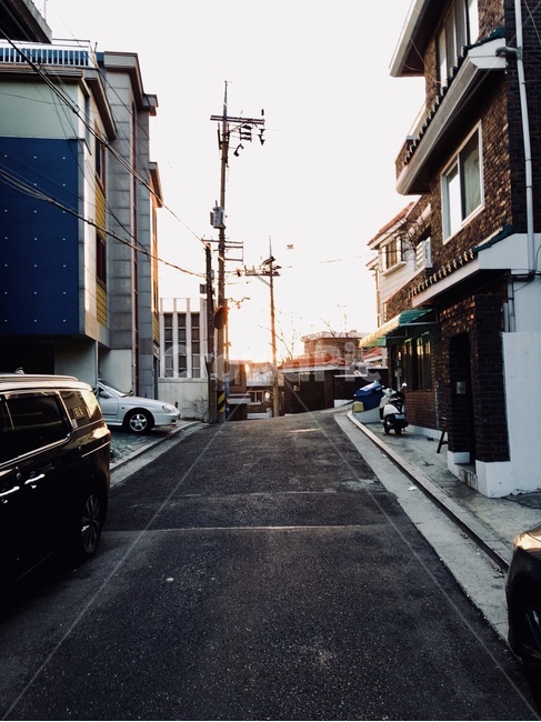 해방촌,골목길,해질녘,해,하늘,눈부심,골목길,alley,asphalt,아스팔트,car,차,transportation,교통,vehicle,차량,automobile,자동차