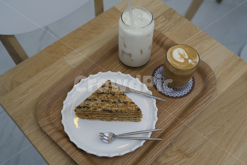 카페,음료,그릇,커피,디저트,쟁반,케이크,우유,디저트,간식,후식,dessert,snack,커피,카페,coffee,cafe