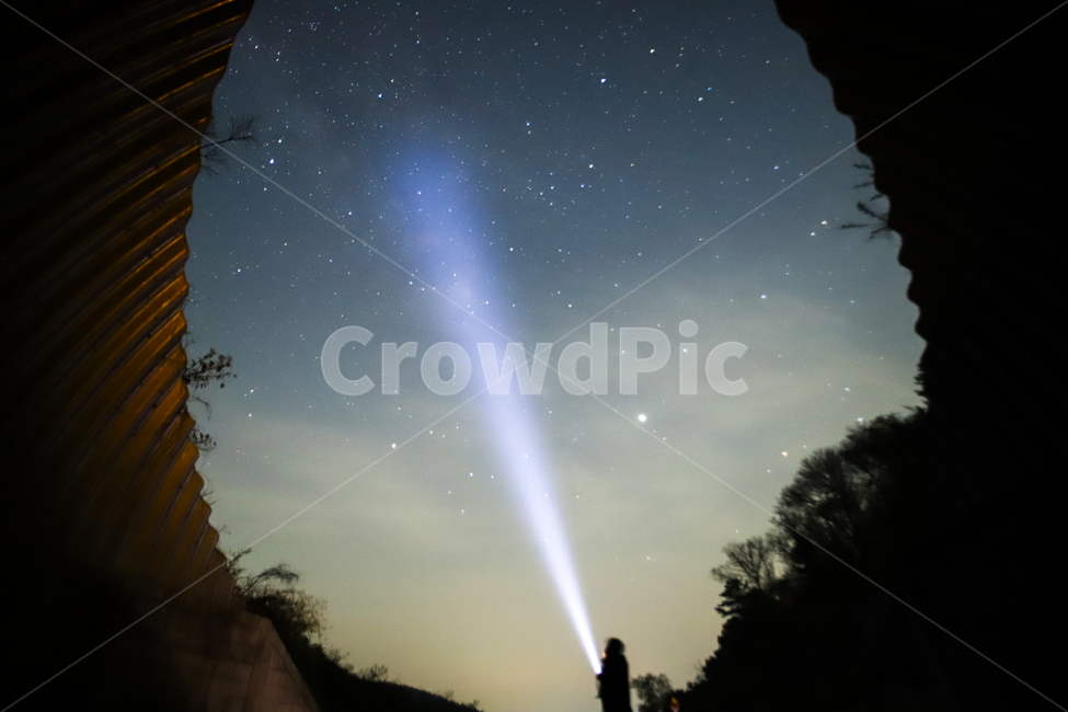 자연,outdoors,lighting,조명,은하수,galaxy,star,별,sky,하늘,손전등,flashlight,터널,자연,풍경,nature,landscape,옥외