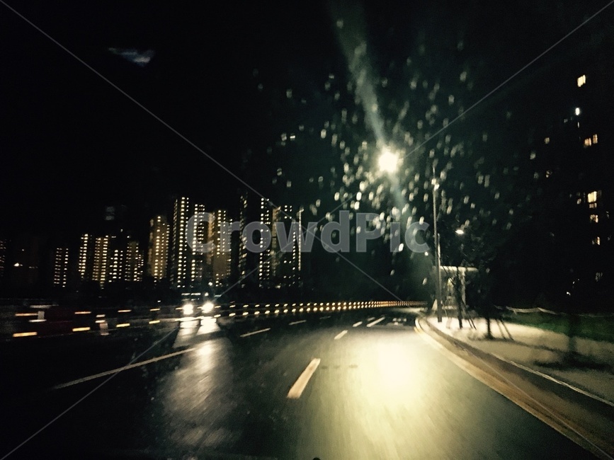 밤,빛반사,비오는날,비내리는날,가로등불빛,도로,운전,야경,밤,풍경,nightscape,night,landscape,교통,교통수단,traffic,transportation,road,asphalt,아스팔트,highway,고속도로,freeway,고속 도로