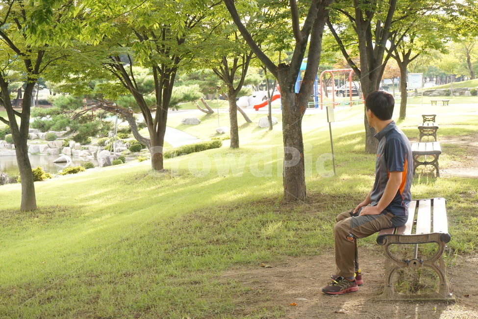 공원,벤치,중년남성,남성,아버지,외로움,쓸쓸함,푸름,park,man,father,lonely