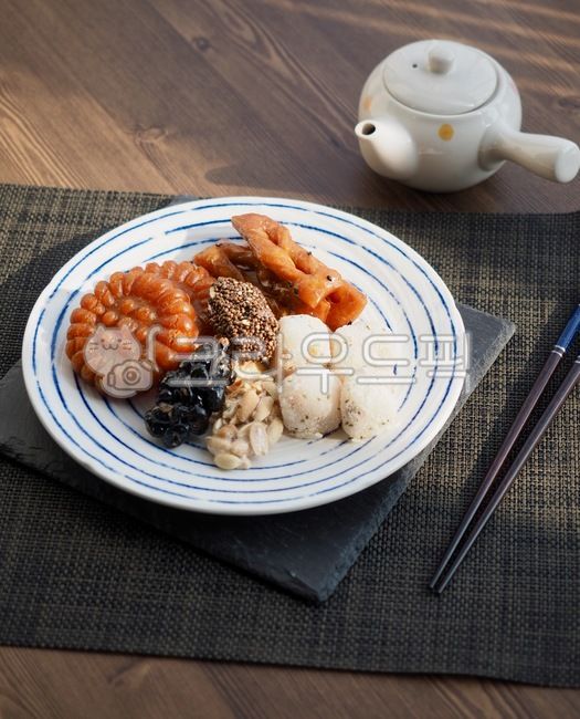 ricecake,떡,전통음식,한국전통음식,한국음식문화,전통문화,traditionalfood,koreantraditionalfood,koreanfoodculture,traditionalculture,한국음식,식품,한식,한국문화,한국,배경,음식문화,문화,아시아,아시아음식,접시,전통,설날,추석,음식,추석음식,설날음식,명절,명절음식,koreanfood,korea,koreanculture,food,background,foodculture,culture,asia,asianfood,dish,tradition,웰빙,웰빙음식,쌀음식,쌀요리,wellbeing,wellnessfood,한국과자,전통과자,과자,한과,한국전통과자,쌀과자,간식,후식,스낵,추석사진공모전,약과,한국전통,한국문화,korean traditional,korean culture,음식,식재료,요리,food,cook,meal,dishes,food reserves