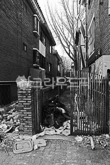 redevelopment,Uiwang city,redevelopment district,Multifamily housing,Demolition,house,Naeseonla District,alley,Naesondong,abandoned house,multigenerational housing,Grayscale