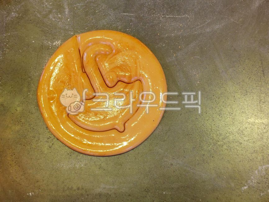달고나,오징어게임,달고나게임,한국전통음식,뽑기,군것질,주전부리,띠기,사탕,오징어게임캐릭터,캐릭터,음식,먹거리,간식,옛날과자,캔디,배경,바탕,백그라운드,달고나만들기,sweet,food,candy,과자