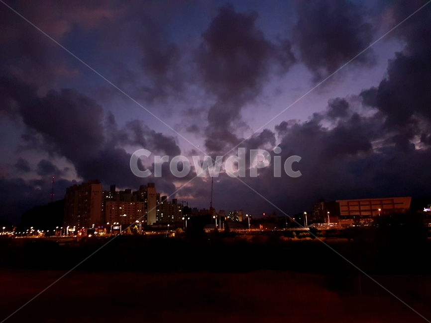 야경,어두운,흐림,도시,하늘,밤,불규칙,구름,야경,밤,풍경,nightscape,night,landscape,도시,city,nature,자연,weather,날씨,outdoors,옥외,building,건물,metropolis,중심지,town,시티,urban,어반