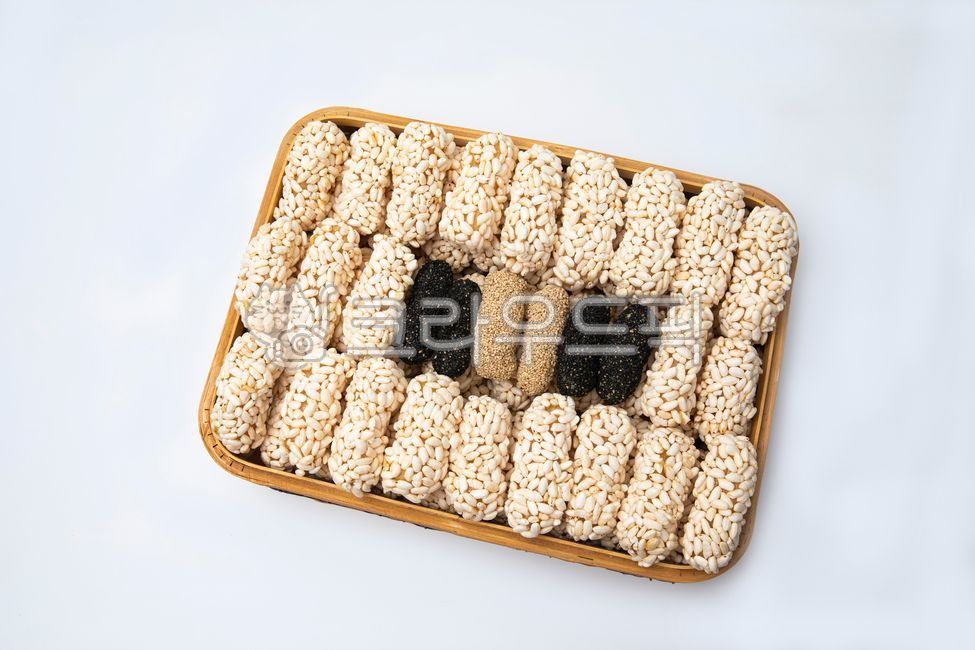 한과,유과,강정,과자,간식,깨강정,검정깨강정,명절음식,전통음식,설날음식,추석음식,영양과자,영양식,명절,설날,추석,음식,요리,맛있는,찹쌀과자,바구니,광주리,대나무바구니,함바구니,함통,박스,koreanswects,yugwa,gangjeong,gaegangjeong,holidayfood,holiday,traditionalfood,newyearadayfood,chuseokfood,food,cooking,snack,delicious,swettness,sweet,glutinousricecookies,thanksgiving,newyear,hamboobox,box,shipbox,basket,namper