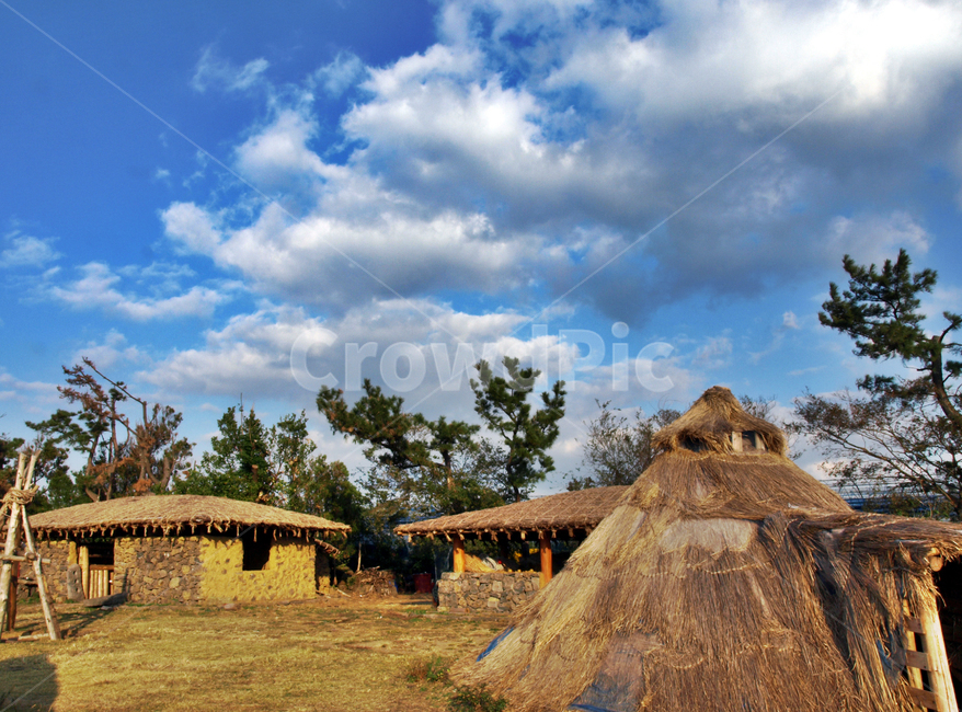 움집,민가,민속,전통,제주,푸른하늘,흰구름,시골,마을,풍경,landscape,country,rural,town,한국전통,한국문화,korean traditional,korean culture