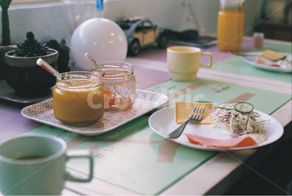 브런치,아침식사,샐러드,빵,식탁,쥬스,필름사진,음식,식재료,요리,food,cook,meal,dishes,food reserves,아침식사,조식,브런치,breakfast,brunch,감성,sensible,feeling