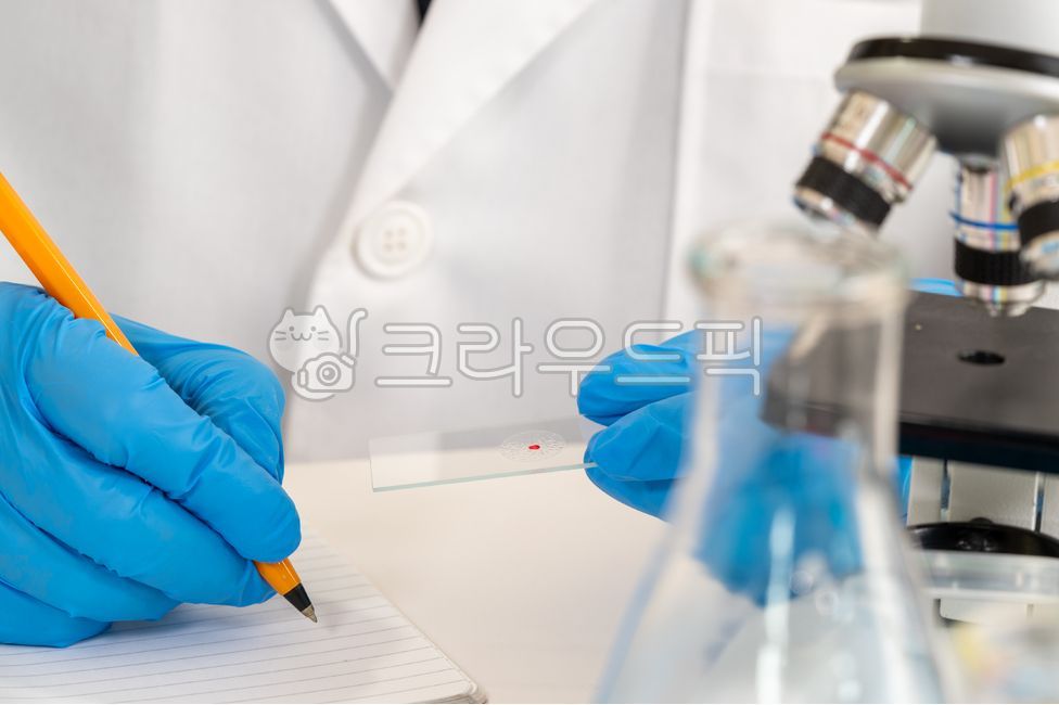 현미경,파란색,사용,과학자,장갑,손,미생물,미생물학,실험실,실험,연구소,삼각플라스크,플라스크,랩,기술,과학,교육,연구,연구원,장비,기기,생명공학,화학,분석,도구,남성,남자,클로즈업,약품,의약,연구실,의료,컨셉,개념