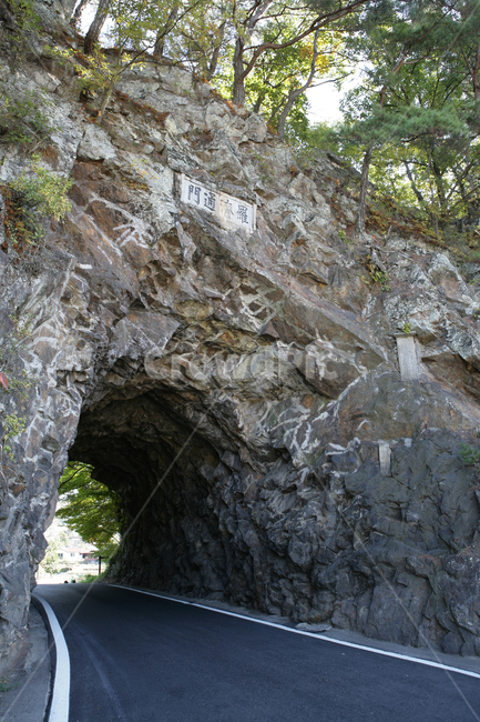cave,Baek jae,rock cave,Silla,Unification Gate,Yushin Kim,Najetongmun,hill road,Rajetongmun,Muju,strangely shaped rocks,Three Kingdoms Period,Border