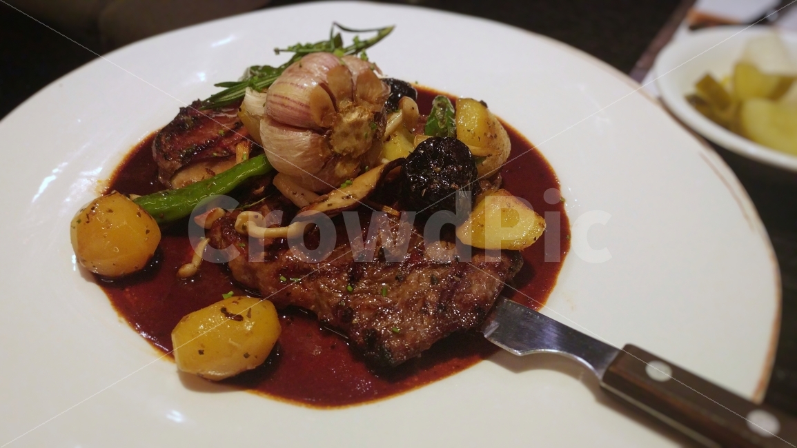 음식,스테이크,steak,고기,마늘,칼,흰접시,접시,기념일,소스,저녁,저녁식사,안심,등심,립아이,나이프,갈릭,garlic,음식,식재료,요리,food,cook,meal,dishes,food reserves,육류,고기,meat,양식,서양음식,서양요리,western food,western dishes,western meal,western cook