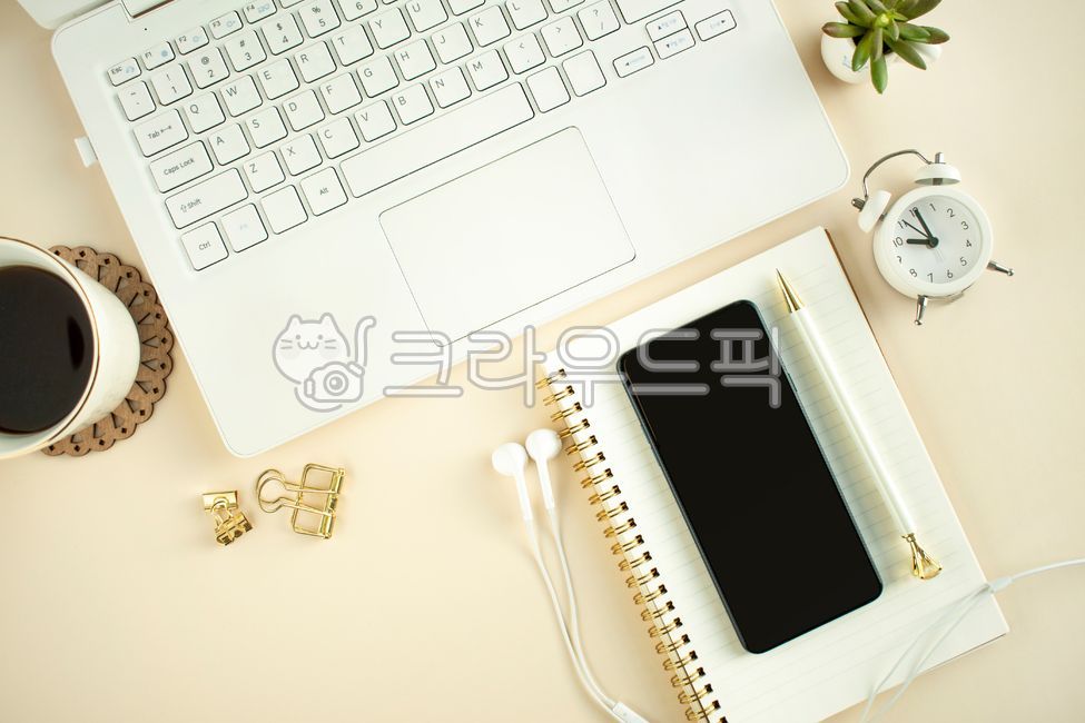 휴대폰,모바일,데이터,카피공간,노트북,컴퓨터,데스크,계획,카페,사무실,홈오피스,홈스쿨,업무,자판,머그잔,재택근무,온라인수업,온라인,소통,모니터,데스크톱,이어폰,시계,공책,하드웨어,테이블,비즈니스,커피,오피스,실내,인터넷,일