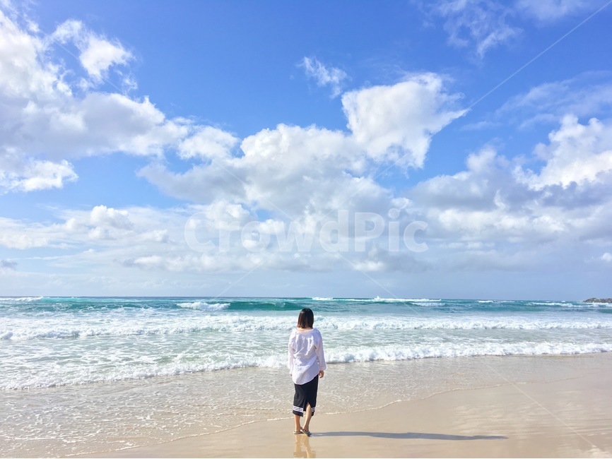 여행,바다,하늘,풍경,해외,멋진,view,자연,풍경,nature,landscape,해변,바다,beach,sea,사람,인물,인간,human,person,여성,여자,woman,female,lady,여행,휴가,traveling,vacation,trip,shorts,반바지