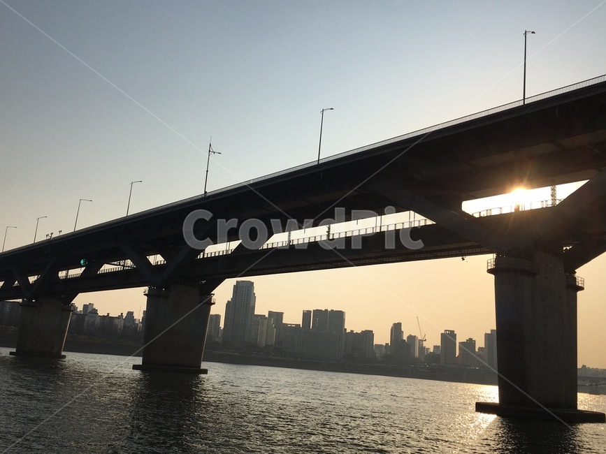 다리,해,기둥,아파트,건물,건축물,자연,철교,지하철,자동차