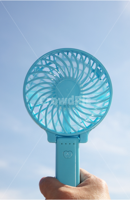 선풍기,손풍기,미니,핸드,핸디,휴대용,휴대,미니선풍기,휴대용선풍기,핸드선풍기,여름,파란,블루,오브젝트,사물,물건,시원한,실외,야외,하늘,손,햇빛,빛,바람,손선풍기,여름,계절,summer,season,사물,물건,오브젝트,thing,object,matter