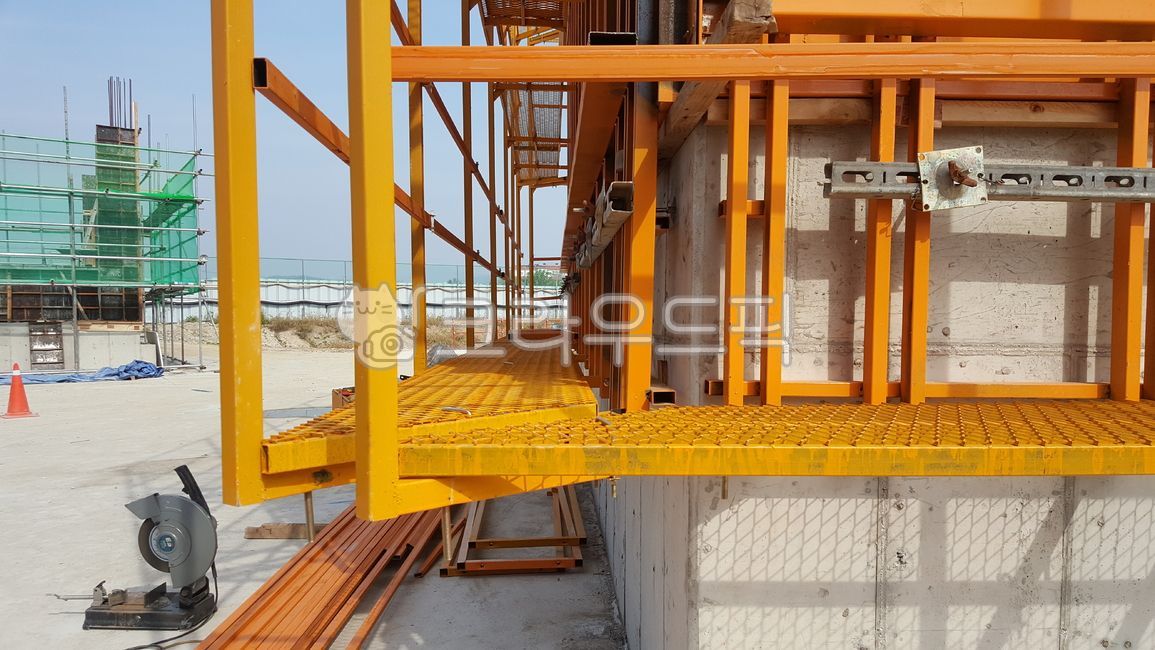 갱폼셋팅,아파트,건설현장,건축,골조공사,철근콘크리트,외부발판,안전고리,건설,construction