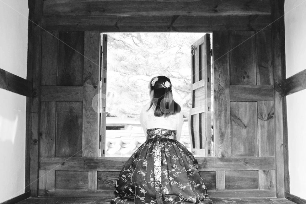 한복,한옥,흑백사진,감성,한국,전통,한국전통,한복,한국전통의상,hanbok,korean traditional clothes,사람,인물,인간,human,person,여성,여자,woman,female,lady,흑백,모노톤,monochrome,black and white