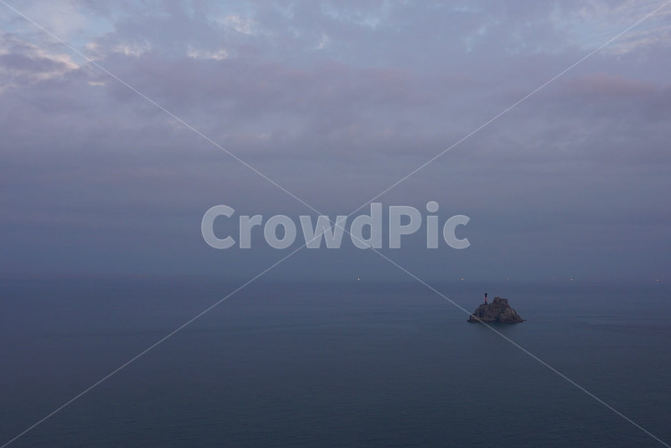 섬,바다,남해,등대,무인도,등대,lighthouse,outdoors,옥외,land,땅,nature,자연,ocean,대양,water,물,sea,shoreline,해안선,coast,연안,boat,보트,vehicle,차량,transportation,교통