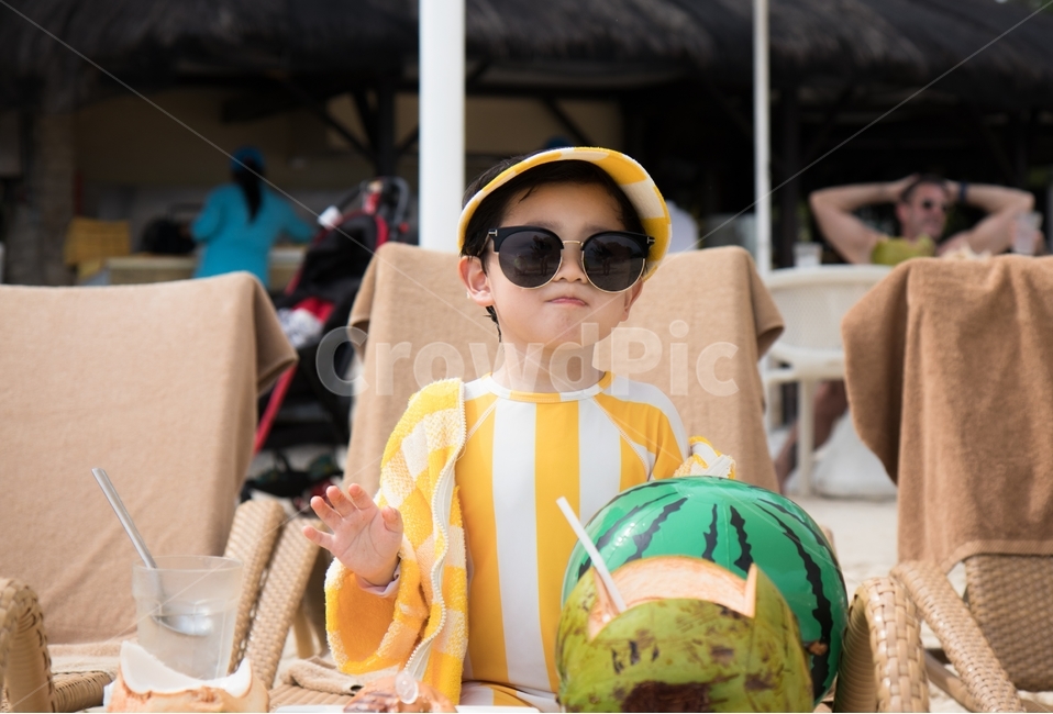 바캉스,선글라스,여름,휴가,코코넛,필리핀,세부,바다,아이,귀여움,여름휴가,summer,swimming,sunglass,kids,summervacation,vacation,방학,beach,해변,사람,인물,인간,human,person,어린이,어린아이,child,children,kid,여행,휴가,traveling,vacation,trip