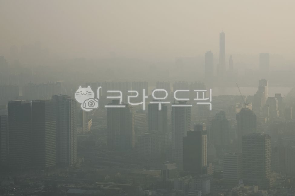 미세먼지,대기오염,공기오염,오염,스모그,환경문제,서울,도시,도시의,야외,옥외,빌딩,대기,공기,안개,흐린,뿌연,뿌옇다,smog,finedust,airpollution,pollution,environmentalproblem,seoul,city,urban,outdoor,building,atmospheric,air,fog,cloudy,hazy