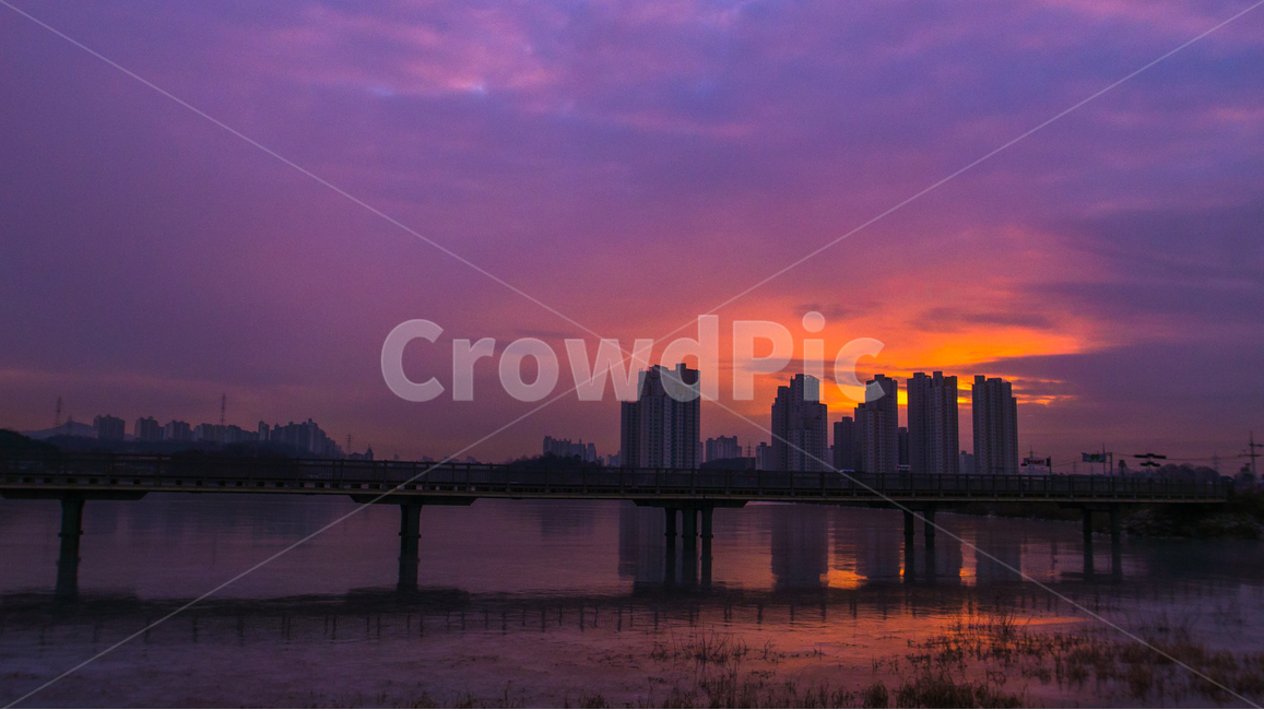 겨울,계절,호수,얼음판,얼음,건물,여명,풍경,야경,밤,풍경,nightscape,night,landscape,도시,city,nature,자연,outdoors,옥외,sky,하늘,dawn,새벽,sunset,일몰,dusk,황혼,red sky,붉은 하늘